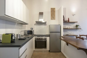 Coffee/tea maker, fridge, microwave, oven