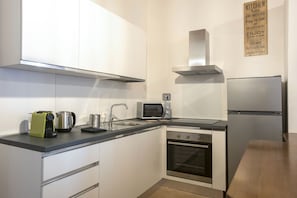 Cafetera y tetera, refrigerador, microondas y horno 