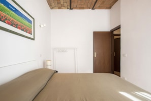 2 habitaciones, escritorio y tabla de planchar con plancha 
