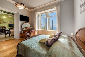 2 chambres, coffres-forts dans les chambres, lit parapluie