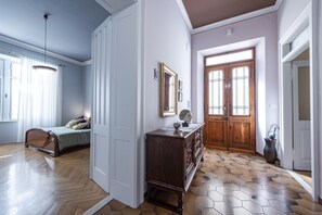 2 chambres, coffres-forts dans les chambres, lit parapluie