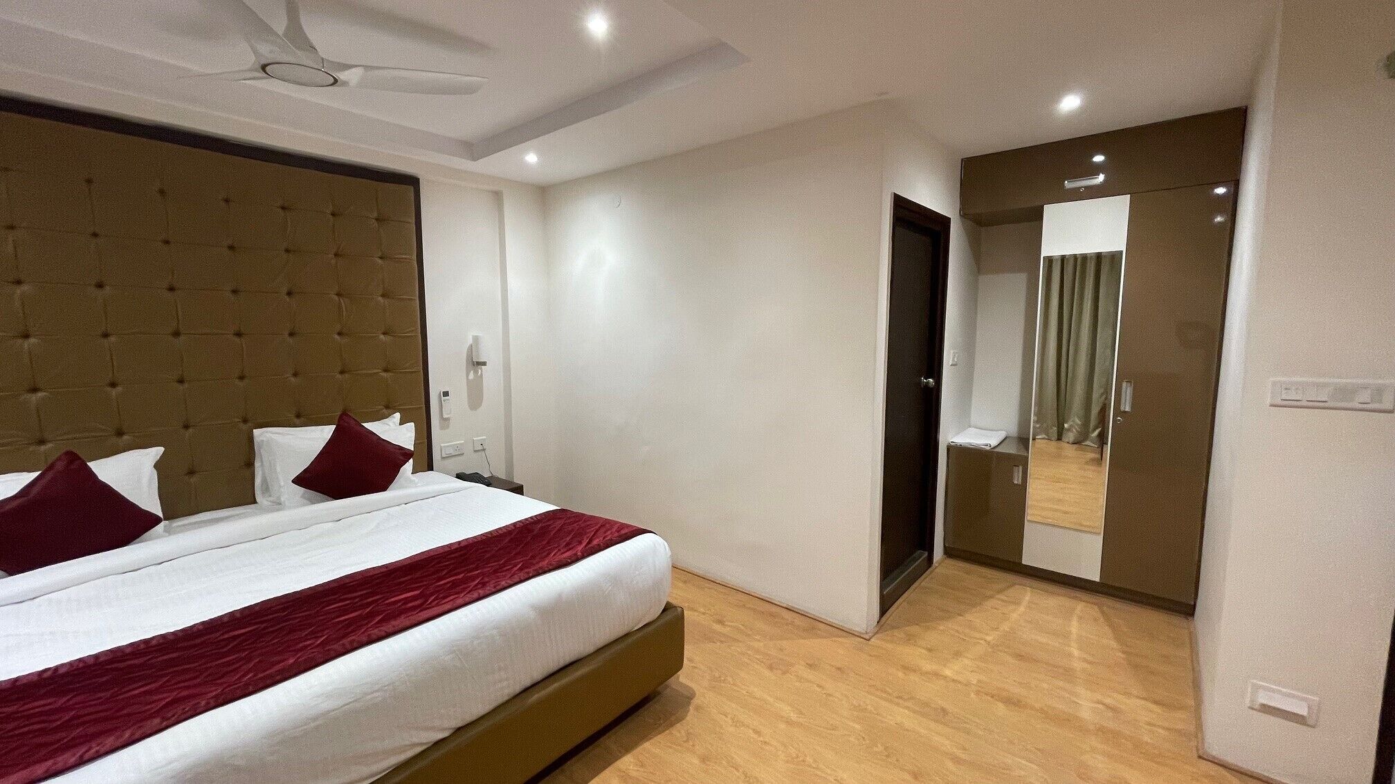 Colchones con efecto memoria, muebles diferentes y escritorio 