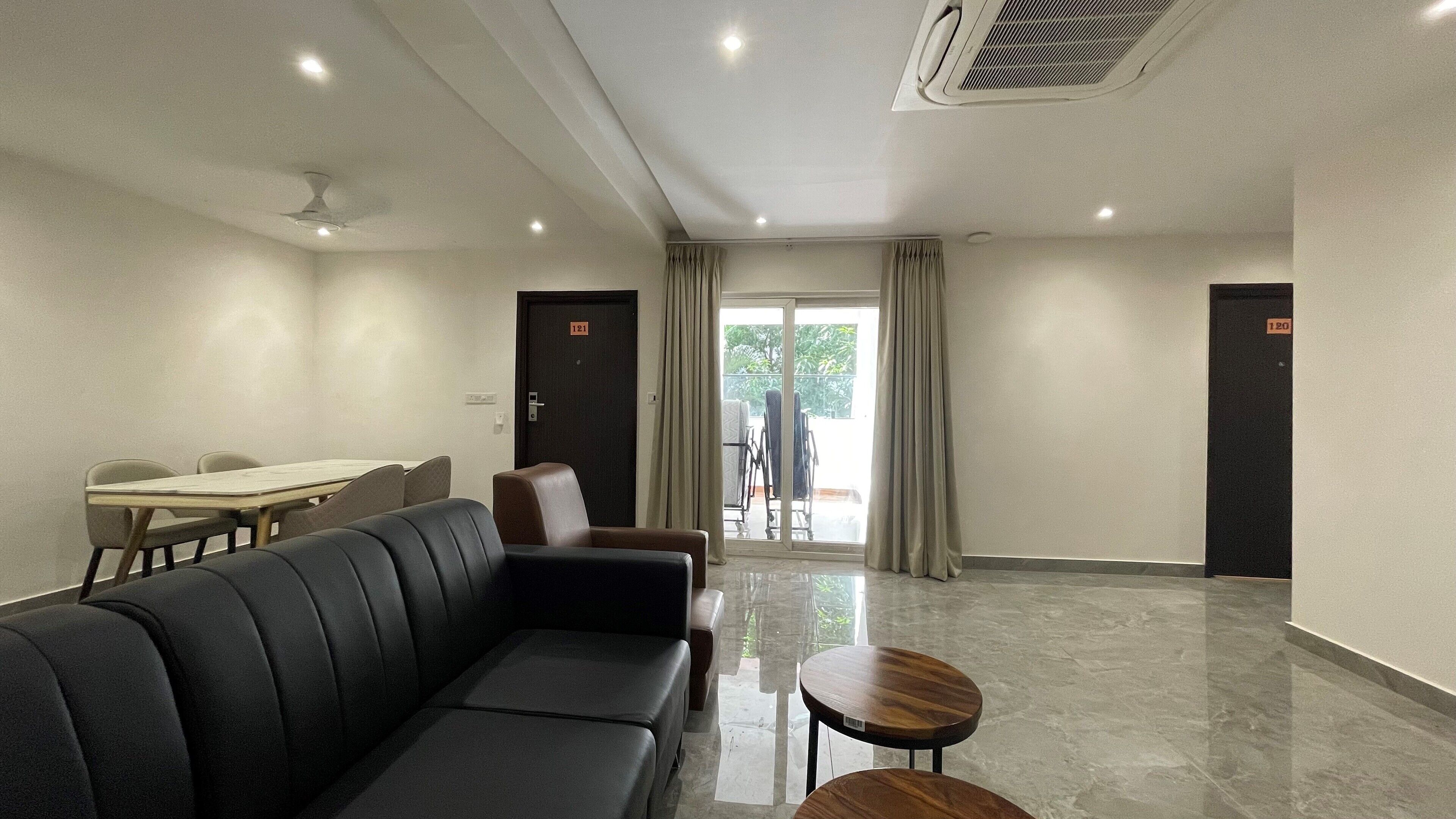 Apartamento Signature, 3 habitaciones | Zona de estar | Televisi ón LCD de 43 pulgadas con canales por cable, una televisión