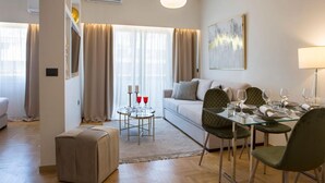 House - 100 sq m 5th Floor Apartment in Prime Location (Athens)