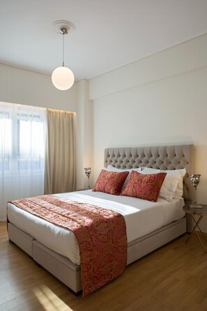 Room - 100 sq m 5th Floor Apartment in Prime Location (Athens)