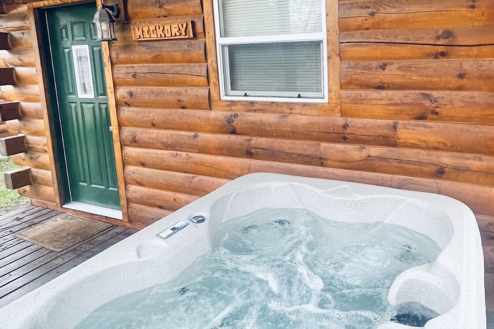 Log Cabin with Hot Tub 2 Miles from Crystal Mountain!!!