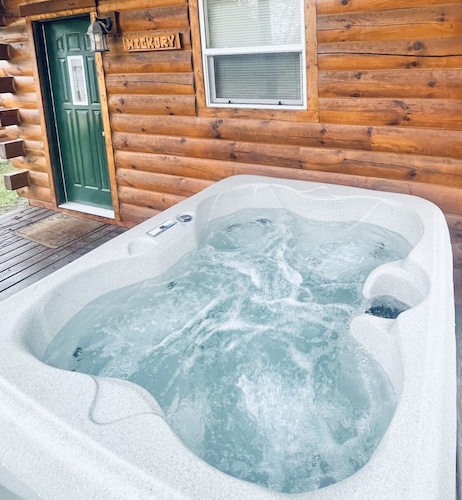 Log Cabin with Hot Tub 2 Miles from Crystal Mountain!!!