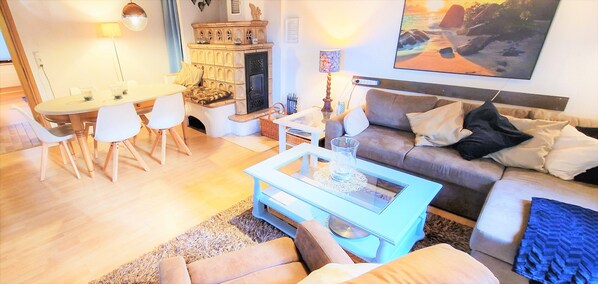 Smart-TV, Kamin, DVD-Player, Bücher