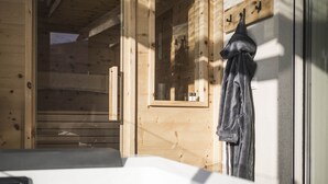 A wooden cabin with a hot tub, a wooden door, and a towel hanging on a hook. - Dolomites Alpin Penthouse 90 qm with privat sauna and privat whirlpool, WLAN (Rio di Pusteria)