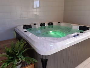 Un sauna, una bañera de hidromasaje, baño turco