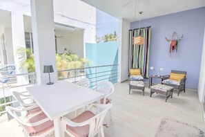 Outdoor dining - Maravilla Golden Zone 1BR: Pool & Beach Gear (Bucerías)