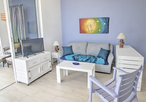 TV, offices - Maravilla Golden Zone 1BR: Pool & Beach Gear (Bucerías)