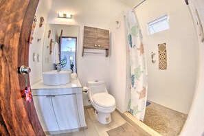 Een douche, een haardroger, handdoeken, shampoo