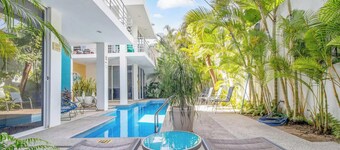 Maravilla Golden Zone 1BR: Pool & Beach Gear