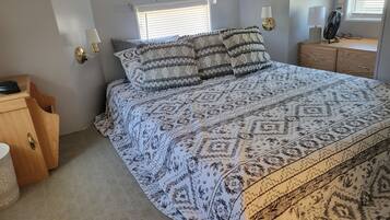 2 bedrooms, desk, WiFi, bed sheets