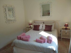 1 chambre, fer et planche à repasser, Wi-Fi gratuit, draps fournis