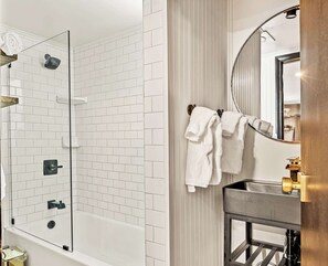 Chalet rustique, Plusieurs lits, patio, vue sur la montagne (Summit Hideaway) | Salle de bain | Ensemble baignoire-douche, serviettes fournies