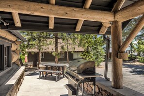 Outdoor dining - Summit Hideaway A Big Bear Oasis! (Big Bear Lake)