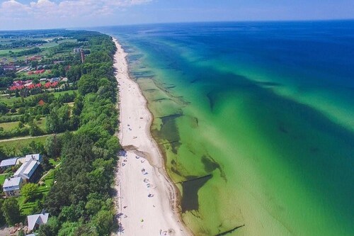 Zweistöckige Ferienhäuser in Strandnähe