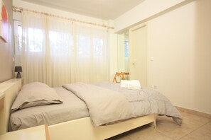2 bedrooms, desk, iron/ironing board, free WiFi - Park View Apartment 2BDR 130sqm & Private Garden (Marousi)