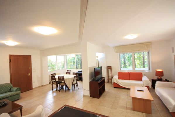 TV - Park View Apartment 2BDR 130sqm & Private Garden (Marousi)