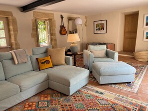 تلفزيون ذكي، مدفأة، كُتُب