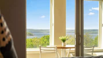 2 kamar tidur dan didekorasi berbeda-beda