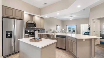 Kondominium, Beberapa Tempat Tidur, patio (It's a Good Life) | Dapur pribadi | Mesin pembuat kopi/teh dan peralatan masak/sendok-piring