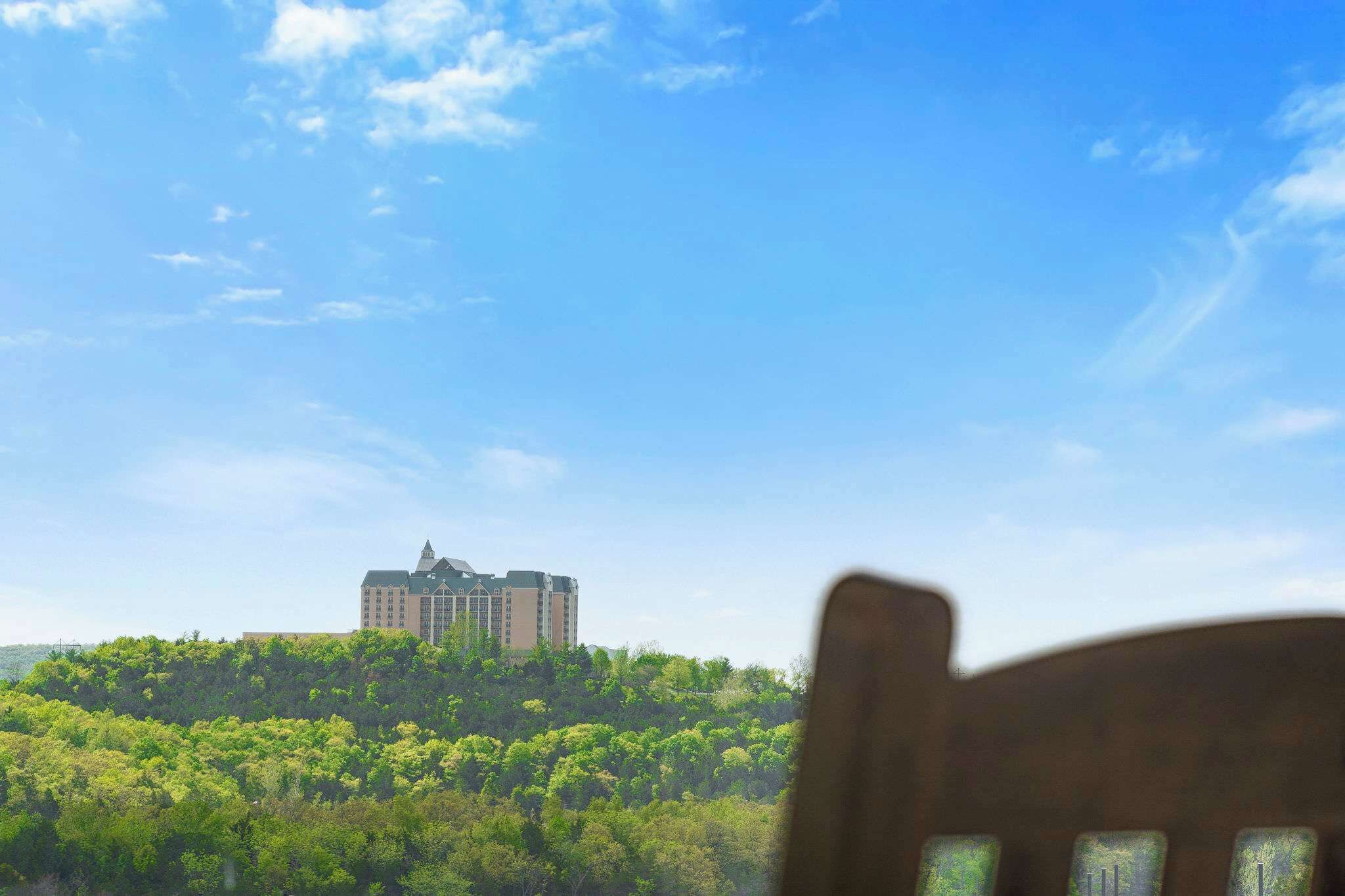 Een hotel op een heuvel met uitzicht op de lucht.