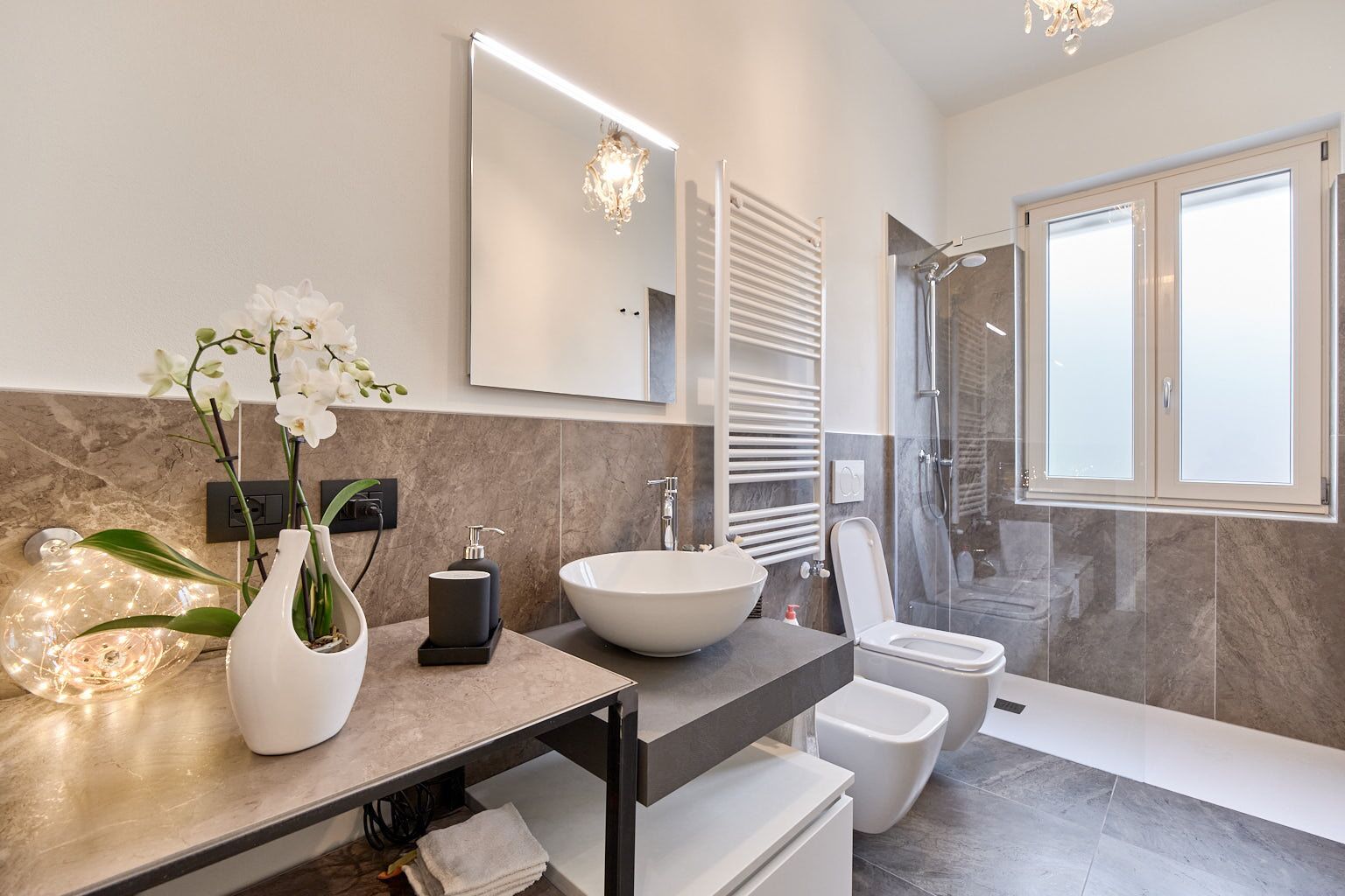 Een douche, een haardroger, een bidet, handdoeken