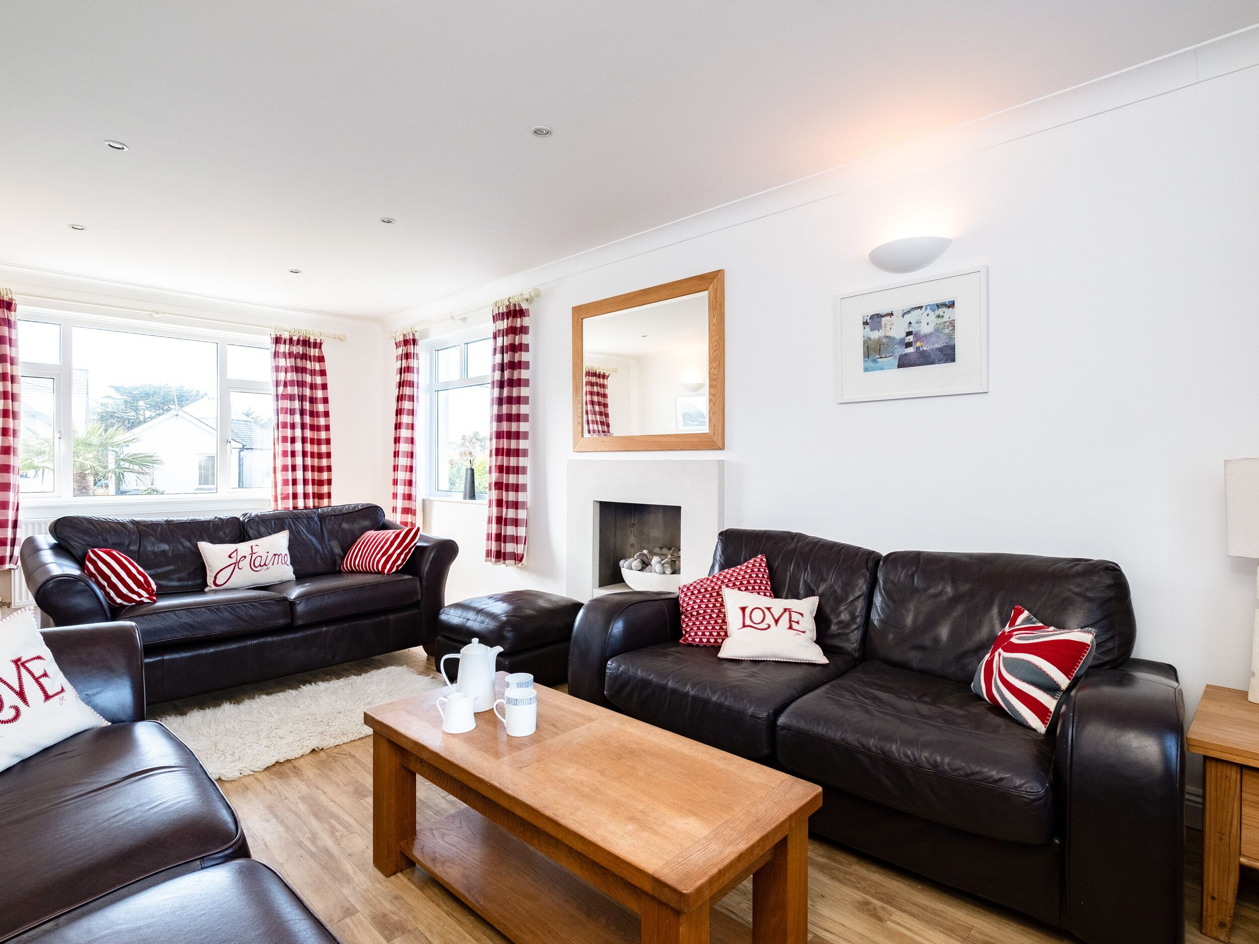 DOLPHIN'S BARN, pet friendly, country holiday cottage in Trevone