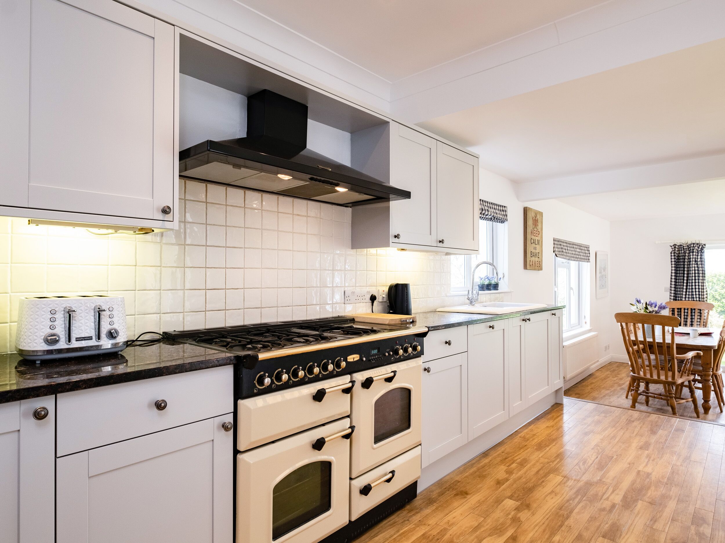 DOLPHIN'S BARN, pet friendly, country holiday cottage in Trevone