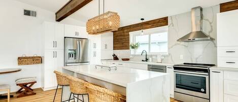 Refrigerador, microondas, horno, placa de cocina