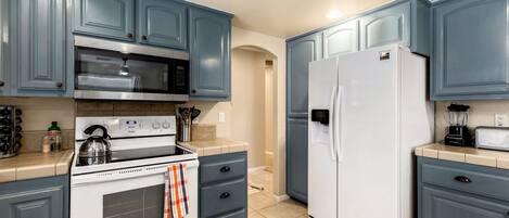 House, Multiple Beds, Hot Tub, Mountain View | Private kitchen | Fridge, microwave, oven, stovetop