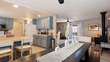 Casa, varias camas, hidromasaje, vista a la montaña | Cocina privada | Refrigerador, microondas, horno y parrilla de estufa