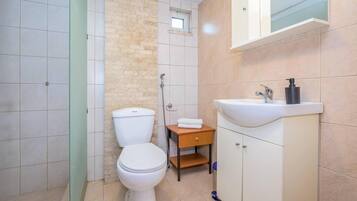 Studio | Bathroom | Combined shower/bathtub, deep-soaking bathtub, towels