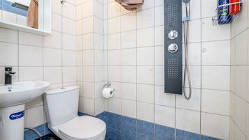 Studio | Kamar mandi | Shower dan handuk