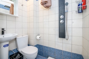 Studio | Salle de bain | Douche, serviettes fournies