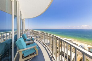 Un balcon avec vue sur l’océan et la plage.