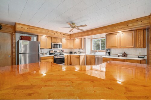 Spacious Luxury Cabin near The Big Bear Creek!