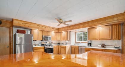 Spacious Luxury Cabin near The Big Bear Creek!