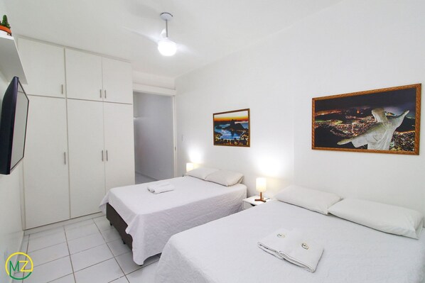 Tabla de planchar con plancha, wifi, ropa de cama