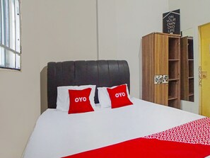 Standard Double Room | Free WiFi, bed sheets - OYO 92403 Gatsu Homestay (Medan)