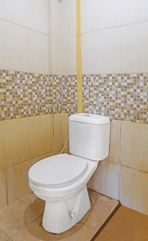Standard Double Room | Bathroom | Shower, rainfall showerhead, towels, soap - OYO 92403 Gatsu Homestay (Medan)