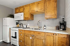 Geladeira, micro-ondas, fogão, cooktop
