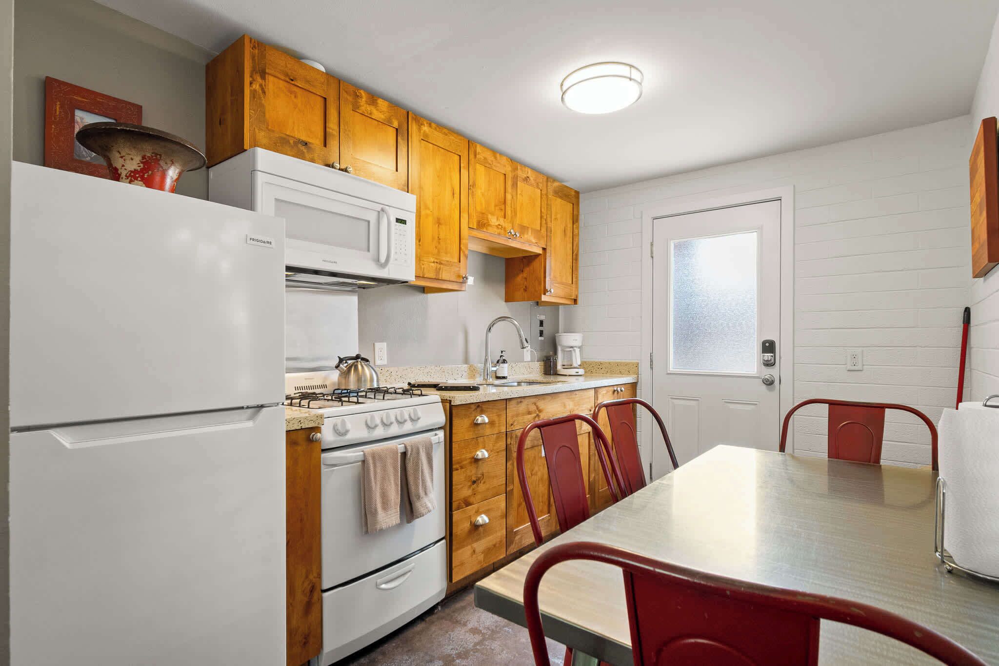 冰箱、微波炉、烤箱、炉灶