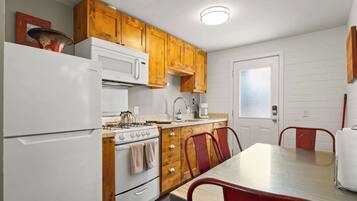 Refrigerador, microondas, parrilla de estufa y cafetera y tetera