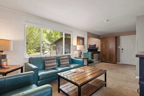 Televisión y oficina 