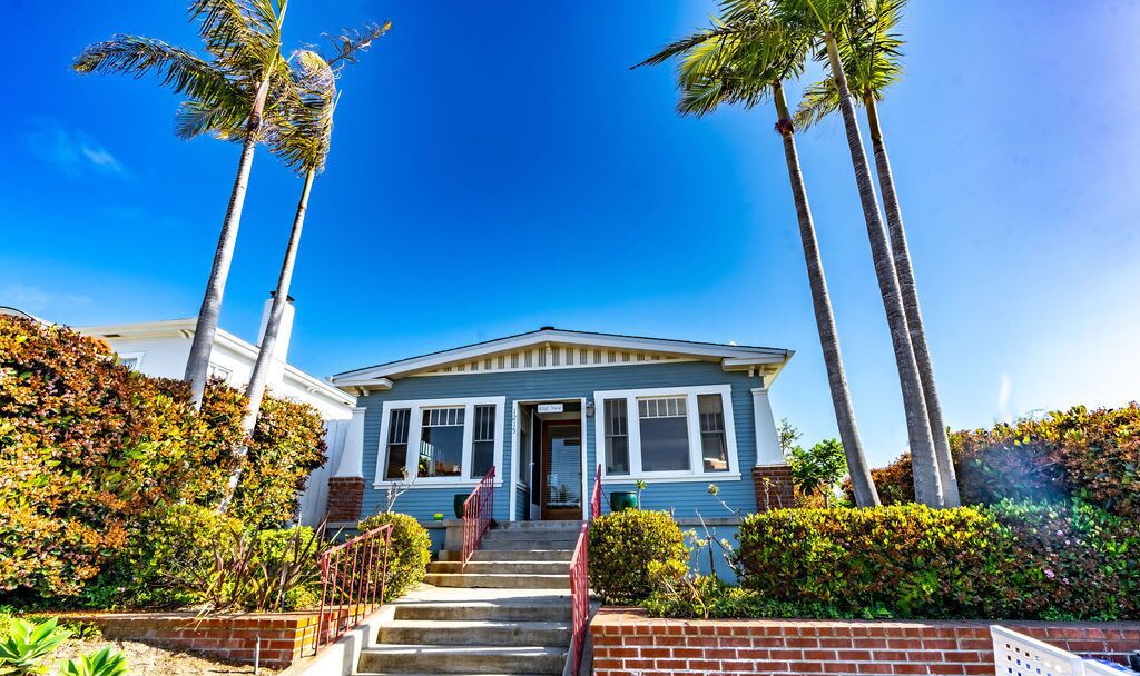 Modern Beach Retreat Walk to Everything