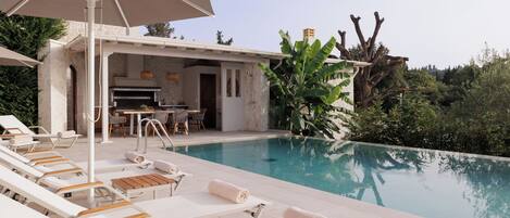 Villa Deluxe, 5 chambres, non-fumeurs, piscine privée | Terrasse/Patio